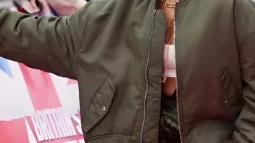 Blouson aviateur vert porté par Alesha Dixon dans Britains Got Talent 2012 Audition de James Ingham et Ed Gleave