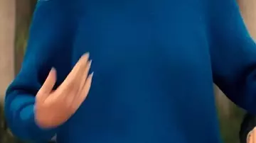 Suéter azul usado por Morgan (Justine Lupe) en Nobody Wants This