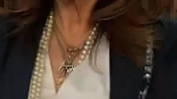 Blazer à imprimé rose porté par Kate Roberts Lauren Koslow dans la série télévisée Des jours et des vies S07