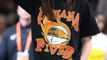 Camiseta Coming In Hot Black usada por Caitlin Clark en Indiana Fever Playa Society