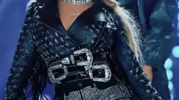 Blouson en cuir noir Star porté par Beyoncé Atlanta lors de la tournée Cowboy Carter Tour 2025