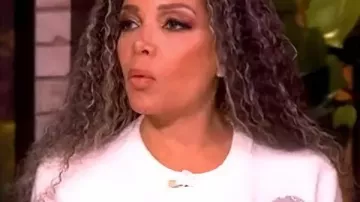 Pull orné de léopard de Sunny sur The View porté par Sunny Hostin comme on le voit dans The View