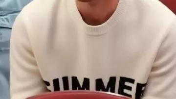 Pull Summer Land Off-White porté par Nick Jonas