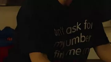 "no pidas mi número, encuéntrame en Tinder" Camiseta negra usada por Whitney (Lily James) en Film Swiped 2025