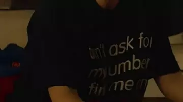 « don’t ask my number find me on Tinder » T-shirt noir porté par Whitney (Lily James) dans Film Swiped 2025