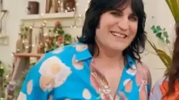 The Great British Bake Off Noel Fielding Egg Camiseta de desayuno de Noel Fielding en The Great British Bake Off