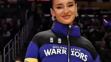 Kristin Juszczyk Warriors Vs Clippers Crop Puffer Jacket in 49ers Star tombe à genoux après un touché pour prier sur un bébé perdu