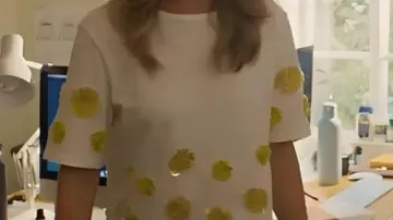 Top blanco adornado con flores usado por Whitney (Lily James) en Film Swiped 2025