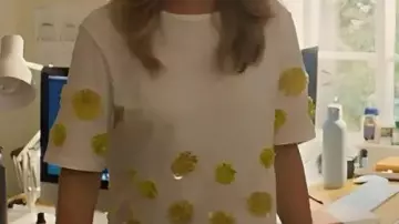 Top blanc orné de fleurs porté par Whitney (Lily James) dans Film Swiped 2025