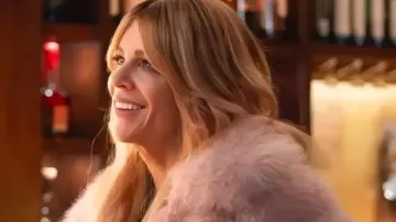 High Potential S02 Morgan Gillory Veste en fourrure rose portée par Morgan Gillory (Kaitlin Olson) comme on le voit dans High Potential (S02)