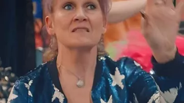 Riot Women S01 Lorraine Ashbourne Stars Sequin Jacket portée par Jess (Lorraine Ashbourne) dans Riot Women