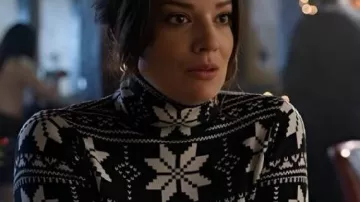 ¡Feliz Navidad, Ted Cooper! Suéter de Nevadas usado por Hope Miller (Kimberly Sustad) como se ve en ¡Feliz Navidad, Ted Cooper!
