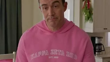 Joyeux Noël, Ted Cooper ! Sweat à capuche rose porté par Ted Cooper (Robert Buckley) comme on le voit dans Joyeux Noël, Ted Cooper !