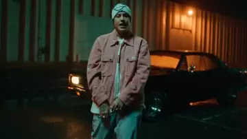 Camisa de pana rosa helado con estampado de bolos usada por Duki en DUKI - Si Me Sobrara el Tiempo (Video Oficial)