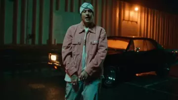 Camiseta de perro corriendo en blanco y beige helado usada por Duki en DUKI - Si Me Sobrara el Tiempo (Video Oficial)