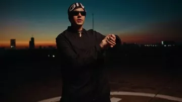 Givenchy Chemise Noire à Large Logo Zip portée par Duki à DUKI - Si Me Sobrara el Tiempo (Vidéo Officielle)