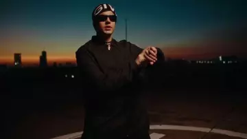 Givenchy Camisa negra con cremallera y logo ancho usada por Duki en DUKI - Si Me Sobrara el Tiempo (Video Oficial)