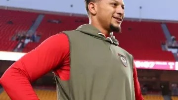Sudadera sin mangas verde Salute to Service usada por Patrick Mahomes II en el casillero y la camiseta de los Patrick Mahomes Chiefs en el Super Dome en Nueva Orleans antes del Super Bowl LIX