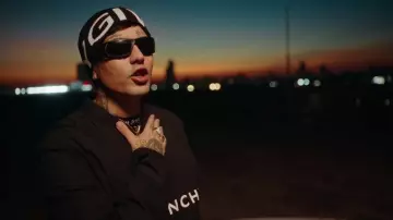 Camiseta con logo y cuello negro de Palm Angels usado por Duki en DUKI - Si Me Sobrara el Tiempo (Video Oficial)