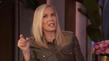 Chaqueta de lana y seda con cinturón Zimmermann Rebellion usada por Leanne Morgan como se ve en LIVE with Kelly and Mark el 29 de octubre de 2025