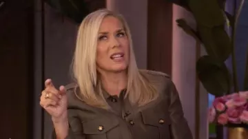 Veste en laine et soie mélangées ceinturée Zimmermann Rebellion portée par Leanne Morgan comme on le voit dans LIVE with Kelly and Mark le 29 octobre 2025