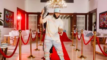 Qui décide de la guerre Jean ROYGBIV Scripture bleu & arc-en-ciel porté par El Alfa dans El Alfa « El Jefe » x Nfasis - ESTE (Vidéo Officielle)