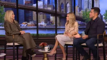 Zimmermann Rebellion Structured Flare portée par Leanne Morgan comme on le voit en LIVE avec Kelly et Mark le 29 octobre 2025