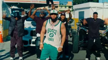 New Era Boston Red Sox 2024 St. Patrick’s Day 59FIFTY porté par El Alfa dans El Alfa « The Boss » - MY LEGACY 70M x 58 (Vidéo Officielle)