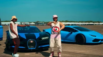 Jean Palm Angels White & Rainbow Logo Letter porté par El Alfa dans El Alfa « El Jefe » x Flow 28 x Polo Joa - Rico Feo (Vidéo Officielle)