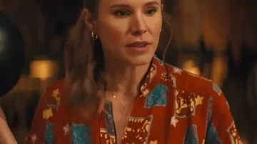 Nadie quiere esta camisa roja usada por Joanne (Kristen Bell) como se ve en Nadie quiere esto (T02)