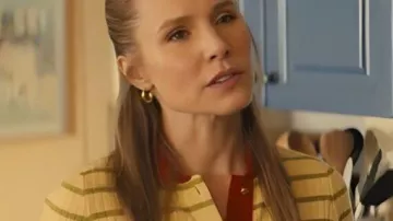 Nadie quiere este polo de rayas amarillas usado por Joanne (Kristen Bell) como se ve en Nadie quiere esto (T02)