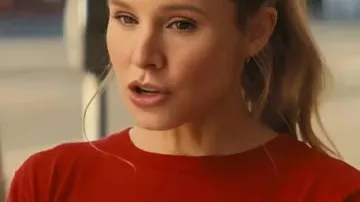 Nadie quiere esta camiseta gráfica roja usada por Joanne (Kristen Bell) como se ve en Nadie quiere esto (T02)