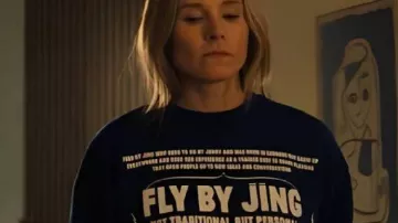 Nadie quiere esto "Fly By Jing" Sudadera usada por Joanne (Kristen Bell) como se ve en Nadie quiere esto (S02)