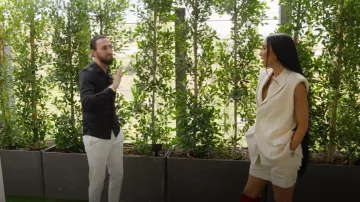 Blazer de coche de Helmut Lang usado por Breana Tiesi como se ve en Selling Sunset (S09E01)