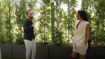 Blazer de coche de Helmut Lang usado por Breana Tiesi como se ve en Selling Sunset (S09E01)