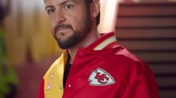 Holiday Touchdown : A Bills Love Story 2025 Veste portée par (Tyler Hynes) comme on le voit dans Holiday Touchdown : A Bills Love Story