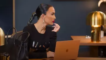 8 Otras razones Pendientes colgantes de plata usados por Breana Tiesi como se ve en Selling Sunset (S09E01)