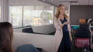 Cinq A Sept Vestido de chaleco de mezclilla plisado usado por Teddy Altman (Kim Raver) como se ve en Grey's Anatomy (S22E03)