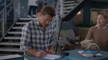 Camisa de lino a cuadros de ajuste regular Theory Irving usada por Nick Marsh (Scott Speedman) como se ve en Anatomía de Grey (S22E03)