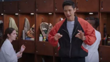 Cortavientos Rhude Colorblock usado por Benson 'Blue' Kwan (Harry Shum Jr.) como se ve en Anatomía de Grey (S22E03)