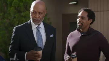 Cambridge Geo Foulard Corbata de seda en el cielo usado por Richard Webber (James Pickens Jr.) como se ve en Anatomía de Grey (S22E03)
