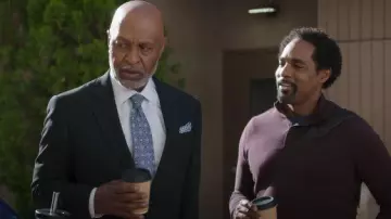 Cambridge Geo Foulard Corbata de seda en el cielo usado por Richard Webber (James Pickens Jr.) como se ve en Anatomía de Grey (S22E03)