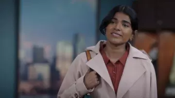 Suéter polo de manga corta con costilla de mango usado por Kavita Mohanty (Anita Kalathara) como se ve en Anatomía de Grey (T22E03)