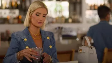 Parisa Wang Madison Micro en cuir grainé glacé porté par Nicole Young comme on le voit dans Selling Sunset (S09E01)