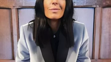 Blazer azul con cinturón Claudia Winkleman de Celebrity Traitors