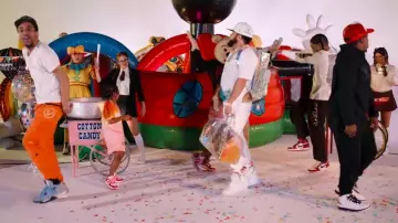 Louis Vuitton Iridescent Prism Keepall 50 Bolso usado por El Alfa en EL ALFA x BIG LEAGUE FENDI x MAN SERIOUS - ABLOH