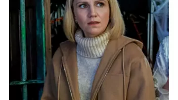 Annaleigh Ashford Elsbeth S03 Chaqueta con capucha (Annaleigh Ashford) en Elsbeth (S03E02)