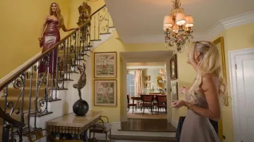 House of CB Juliana Vestido midi de cuero vegano usado por Chrishell Stause como se ve en Selling Sunset (S09E02)