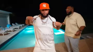 T-shirt Burberry White Crystal Horseferry porté par El Alfa dans El Alfa El Jefe x Gordo - El Mas Chingon