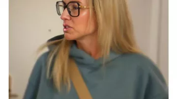 Julie Dupree Baylen Out Loud S02 Teal Hoodie of Self (Julie Dupree) en Baylen Out Loud (S01E09)